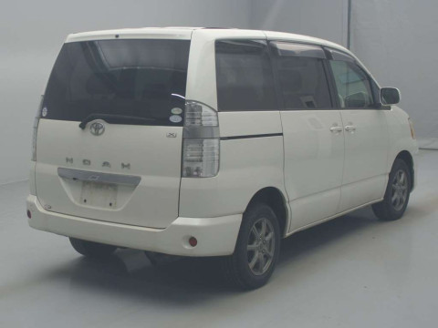 2004 Toyota Noah AZR65G[1]