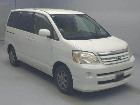 2004 Toyota Noah AZR65G[2]