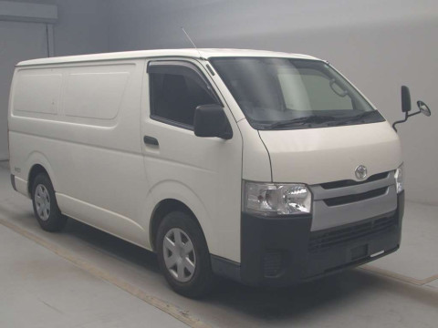 2018 Toyota Regiusace Van TRH200V[2]