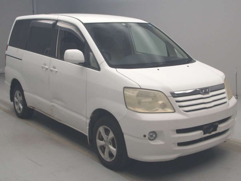 2003 Toyota Noah AZR65G[2]