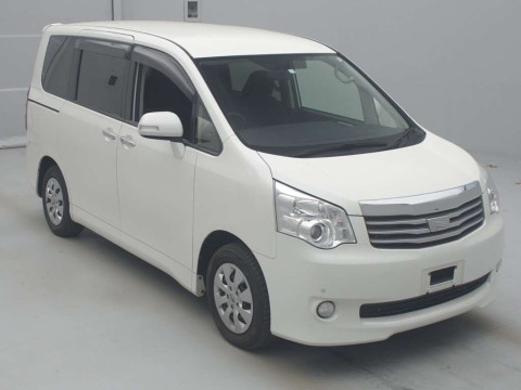 2012 Toyota Noah ZRR70G[2]