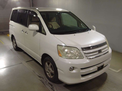 2006 Toyota Noah AZR60G[2]