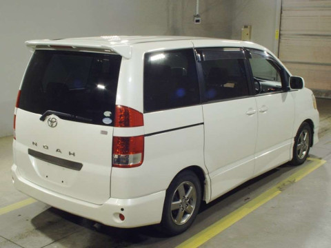 2004 Toyota Noah AZR65G[1]