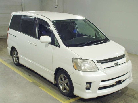 2004 Toyota Noah AZR65G[2]