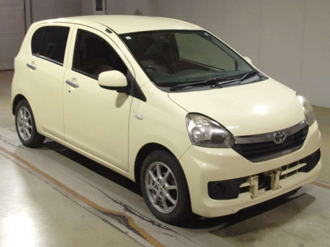 2015 Toyota Pixis Epoch LA300A[2]