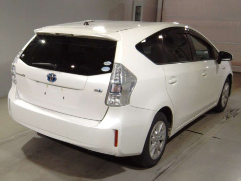 2011 Toyota Prius alpha ZVW41W[1]