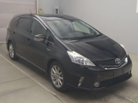 2012 Toyota Prius alpha ZVW41W[2]