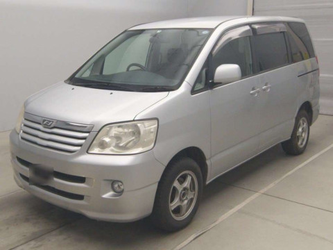 2001 Toyota Noah AZR65G[0]