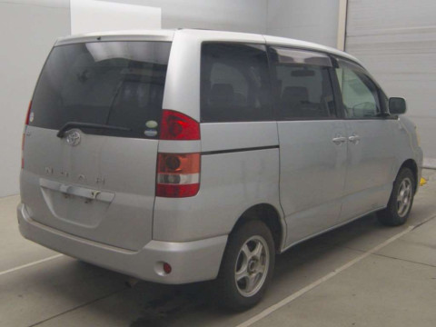 2001 Toyota Noah AZR65G[1]