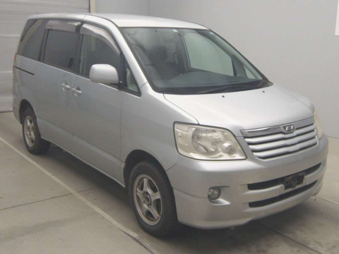 2001 Toyota Noah AZR65G[2]