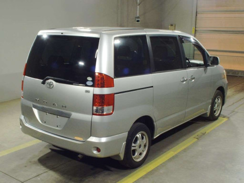 2005 Toyota Noah AZR65G[1]