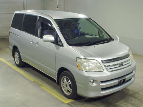 2005 Toyota Noah AZR65G[2]