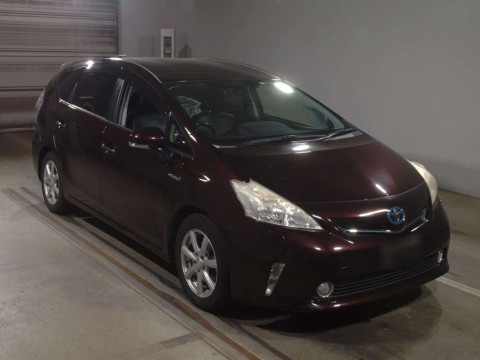 2013 Toyota Prius alpha ZVW41W[2]