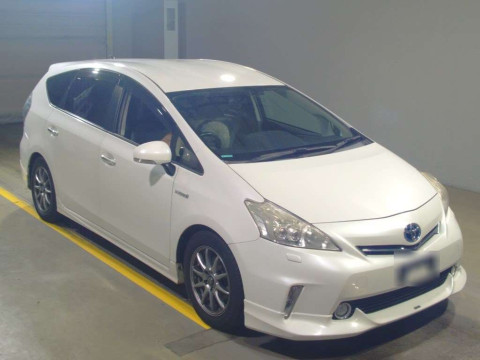 2013 Toyota Prius alpha ZVW40W[2]