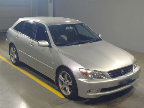 2001 Toyota Altezza Gita GXE10W[2]