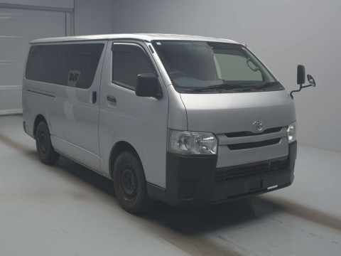 2017 Toyota Regiusace Van TRH200V[2]