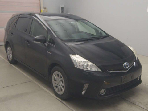 2013 Toyota Prius alpha ZVW41W[2]