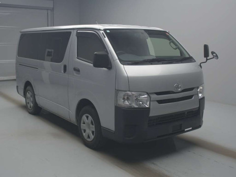 2017 Toyota Regiusace Van TRH200V[2]