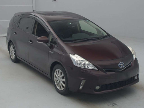 2014 Toyota Prius alpha ZVW41W[2]