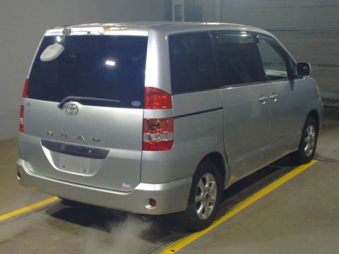 2002 Toyota Noah AZR60G[1]