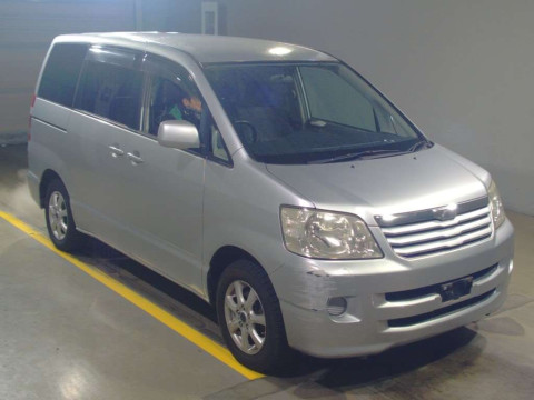 2002 Toyota Noah AZR60G[2]