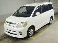 2004 Toyota Noah