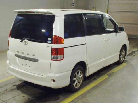 2004 Toyota Noah AZR65G[1]