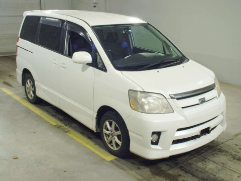 2004 Toyota Noah AZR65G[2]