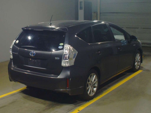 2013 Toyota Prius alpha ZVW41W[1]