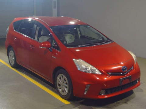 2013 Toyota Prius alpha ZVW41W[2]