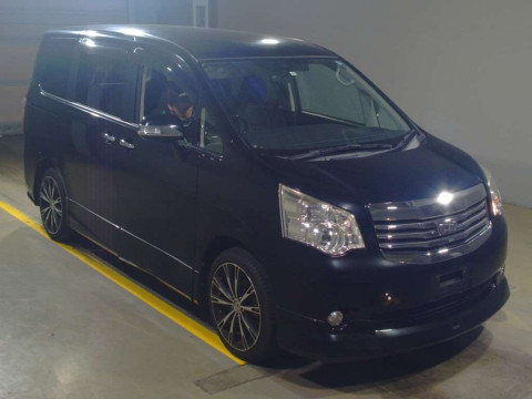 2013 Toyota Noah ZRR70G[2]