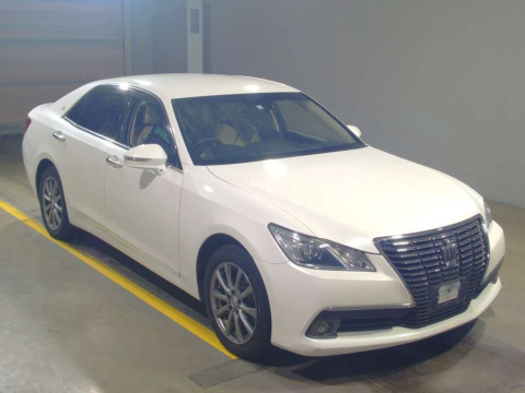 2014 Toyota Crown GRS211[2]