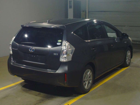 2012 Toyota Prius alpha ZVW41W[1]