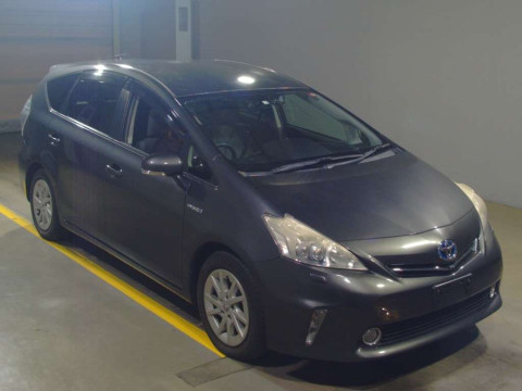 2012 Toyota Prius alpha ZVW41W[2]