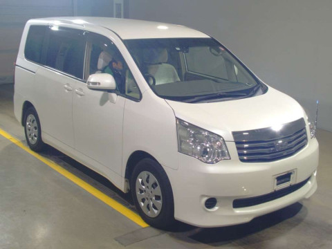 2013 Toyota Noah ZRR70G[2]