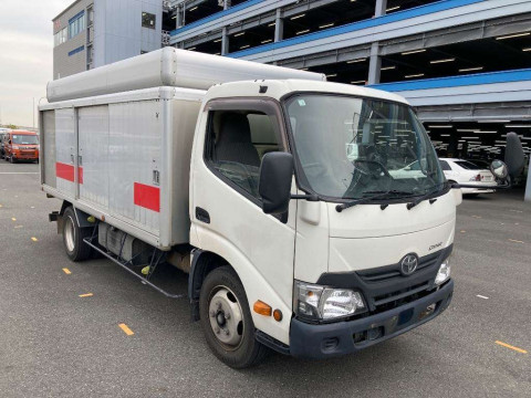 2016 Toyota Dyna Truck XZU655[2]