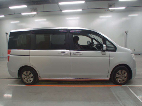 2013 Honda Step WGN RK1[2]