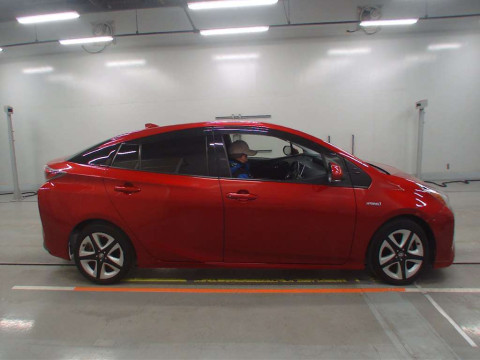 2017 Toyota Prius ZVW50[2]