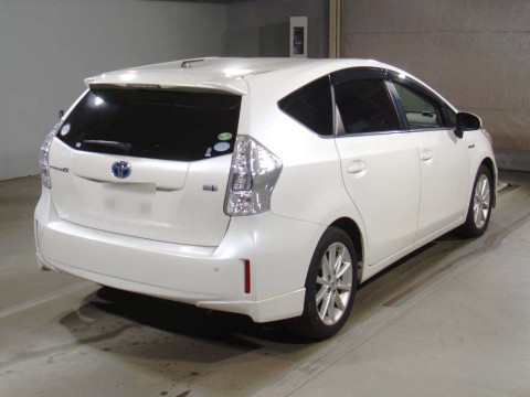 2013 Toyota Prius alpha ZVW40W[1]