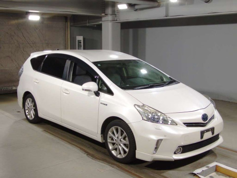 2013 Toyota Prius alpha ZVW40W[2]