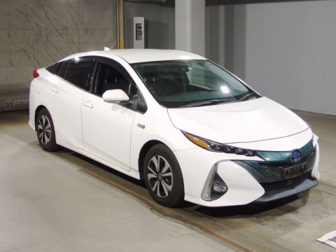 2017 Toyota Prius PHV ZVW52[2]