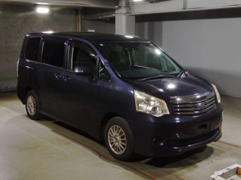 2011 Toyota Noah ZRR70G[2]