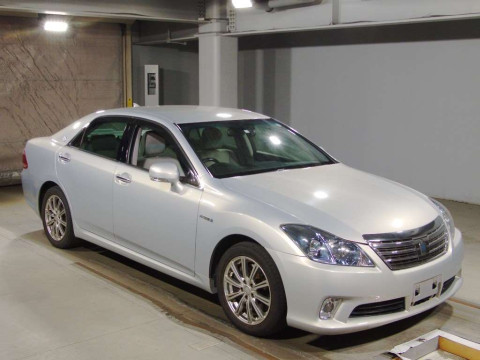 2011 Toyota Crown Hybrid GWS204[2]