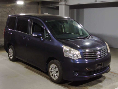 2010 Toyota Noah ZRR70G[2]