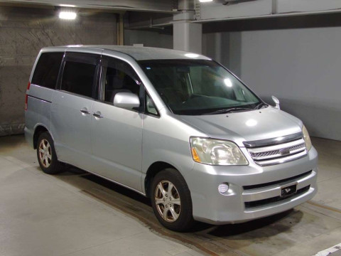 2006 Toyota Noah AZR60G[2]