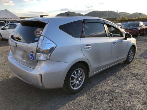 2013 Toyota Prius alpha ZVW40W[1]