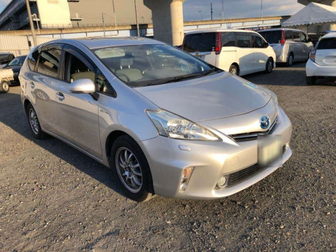 2013 Toyota Prius alpha ZVW40W[2]