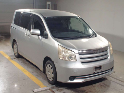 2010 Toyota Noah ZRR70G[2]