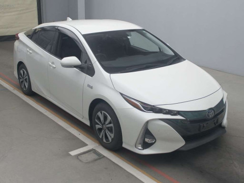 2018 Toyota Prius PHV ZVW52[2]