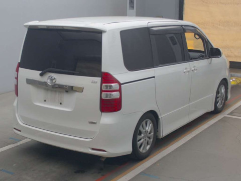 2007 Toyota Noah ZRR70W[1]